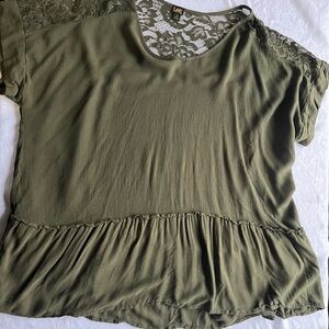 Lee Women's Olive Green Lace Top size 2x short sleeve